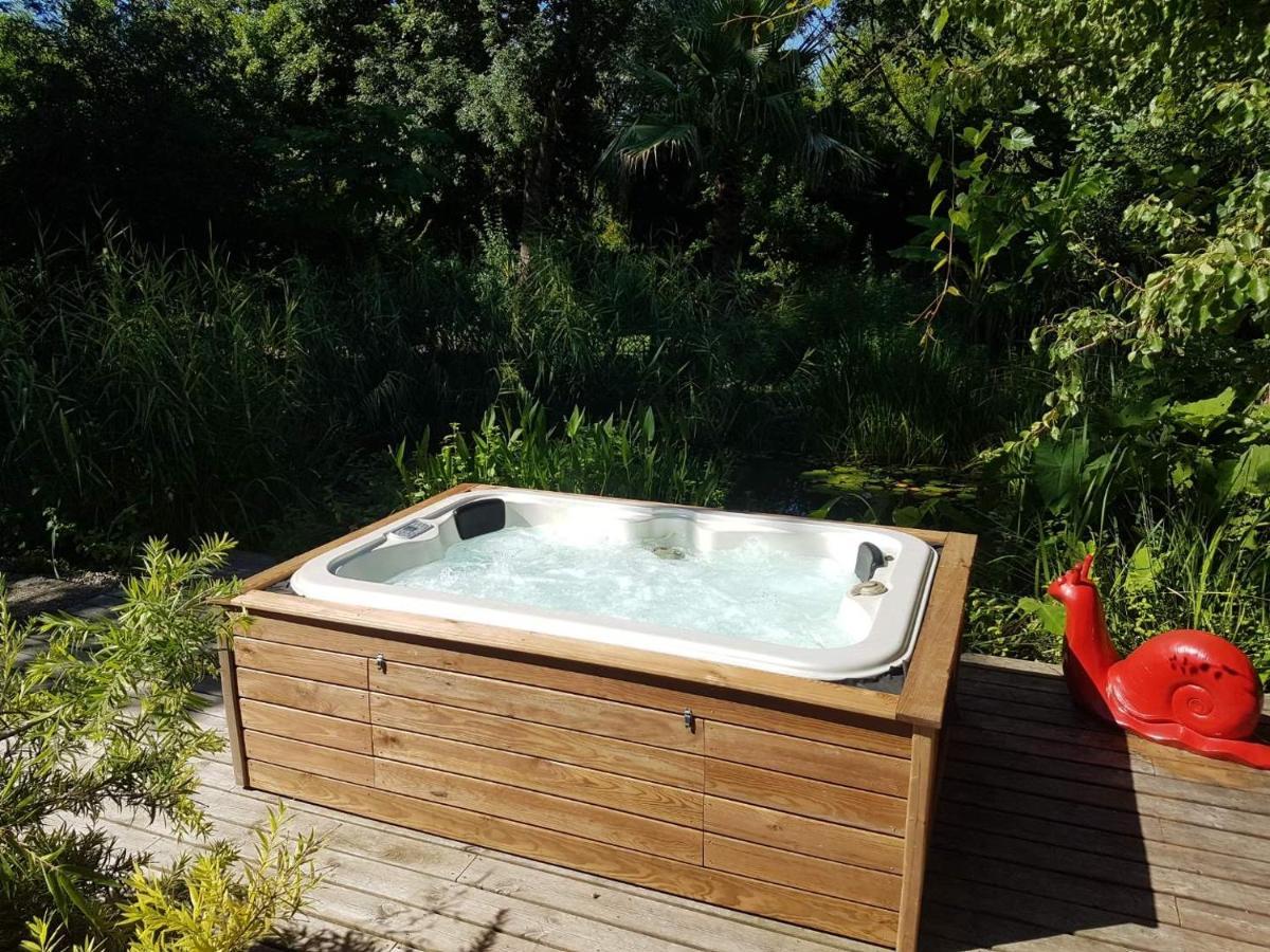 Bel appartement avec piscine chauffée Pezens Esterno foto